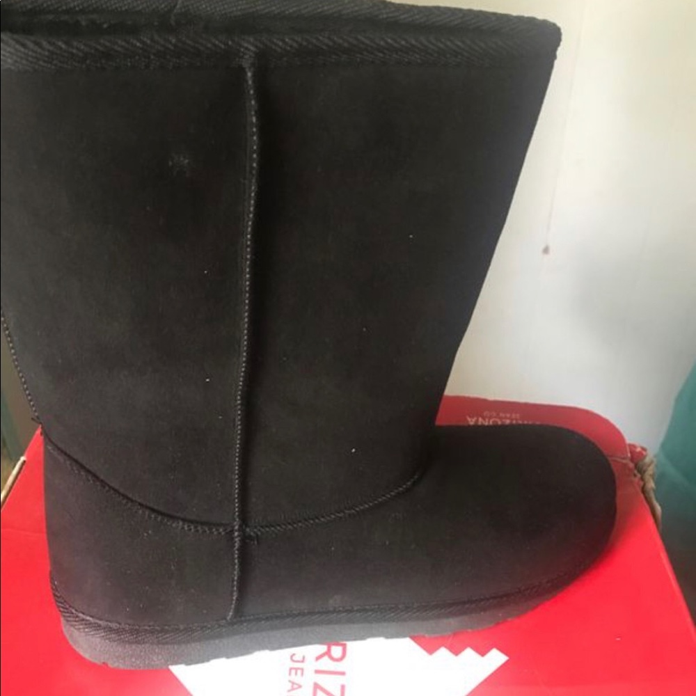 Boots . - Picture 2 of 5
